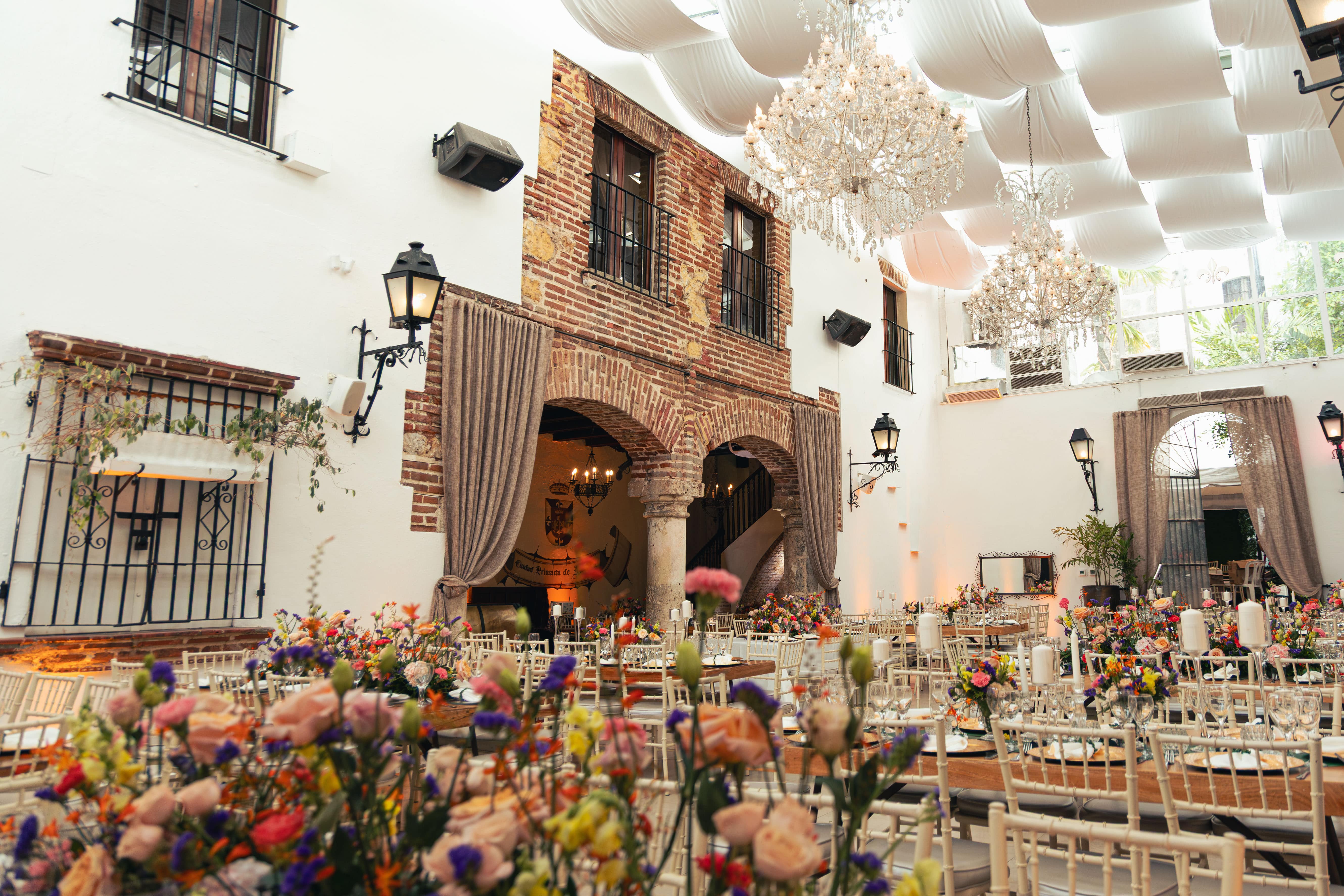 Mesas con flores y techo