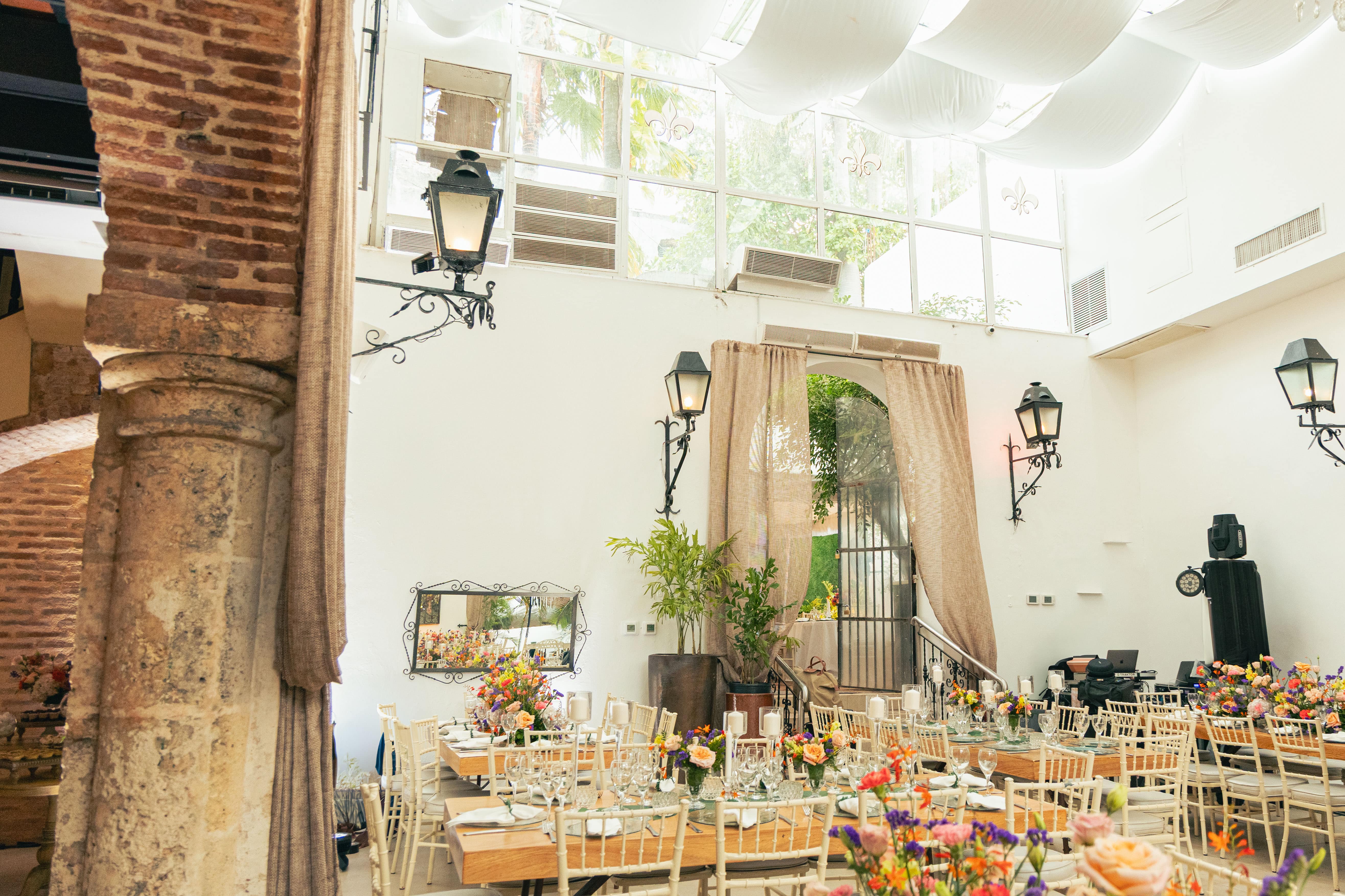 Mesas blancas elegantes